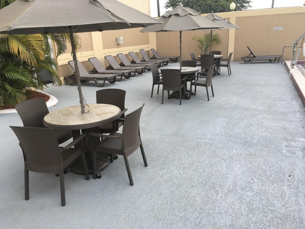 Quality Inn & Suites Winter Park Village Area Orlando Exterior photo